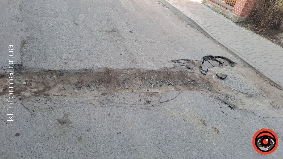 Небезпека на вулиці Павлика: під колесами авто може провалитись люк 2