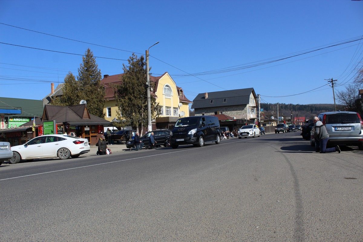 У Делятині зустріли скорботний кортеж загиблого Героя Володимира Кузенка 2