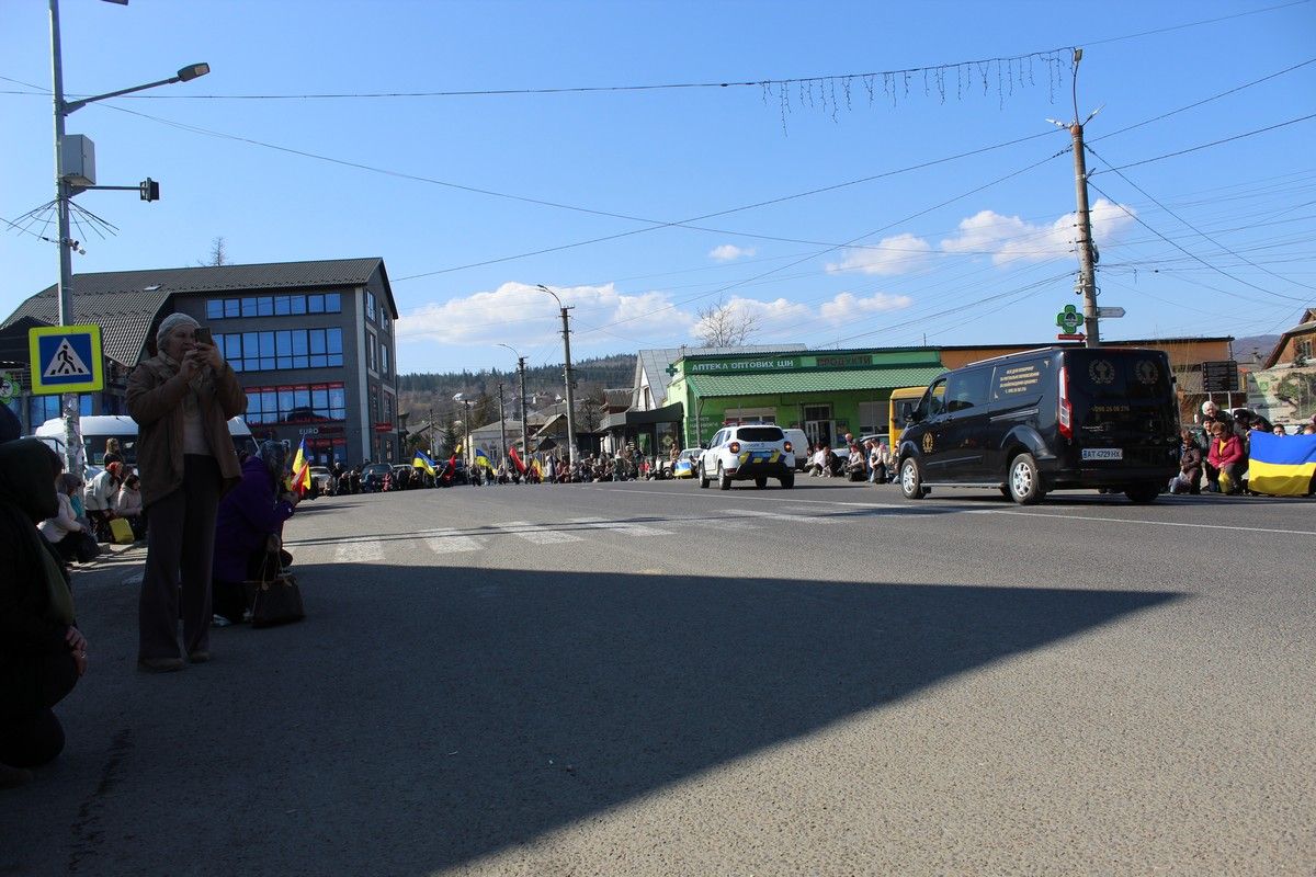 У Делятині зустріли скорботний кортеж загиблого Героя Володимира Кузенка 3