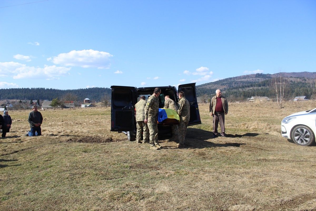 У Делятині зустріли скорботний кортеж загиблого Героя Володимира Кузенка 4