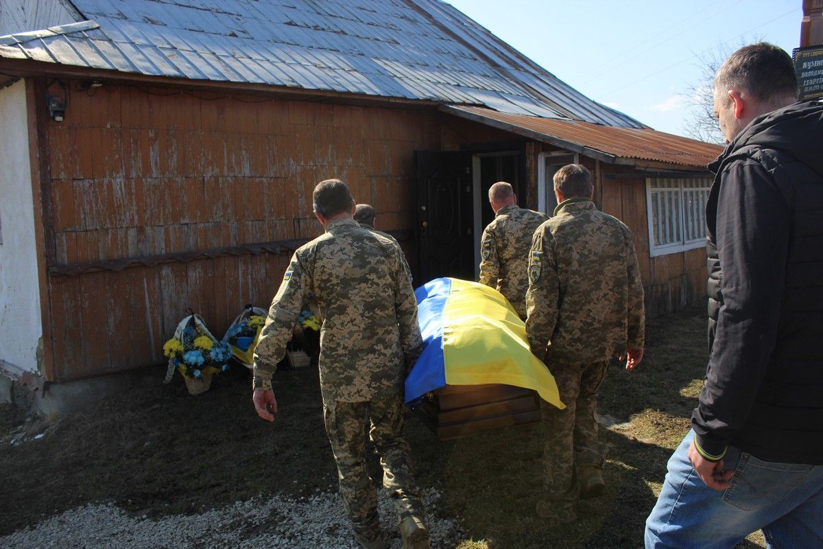 У Делятині зустріли скорботний кортеж загиблого Героя Володимира Кузенка 6