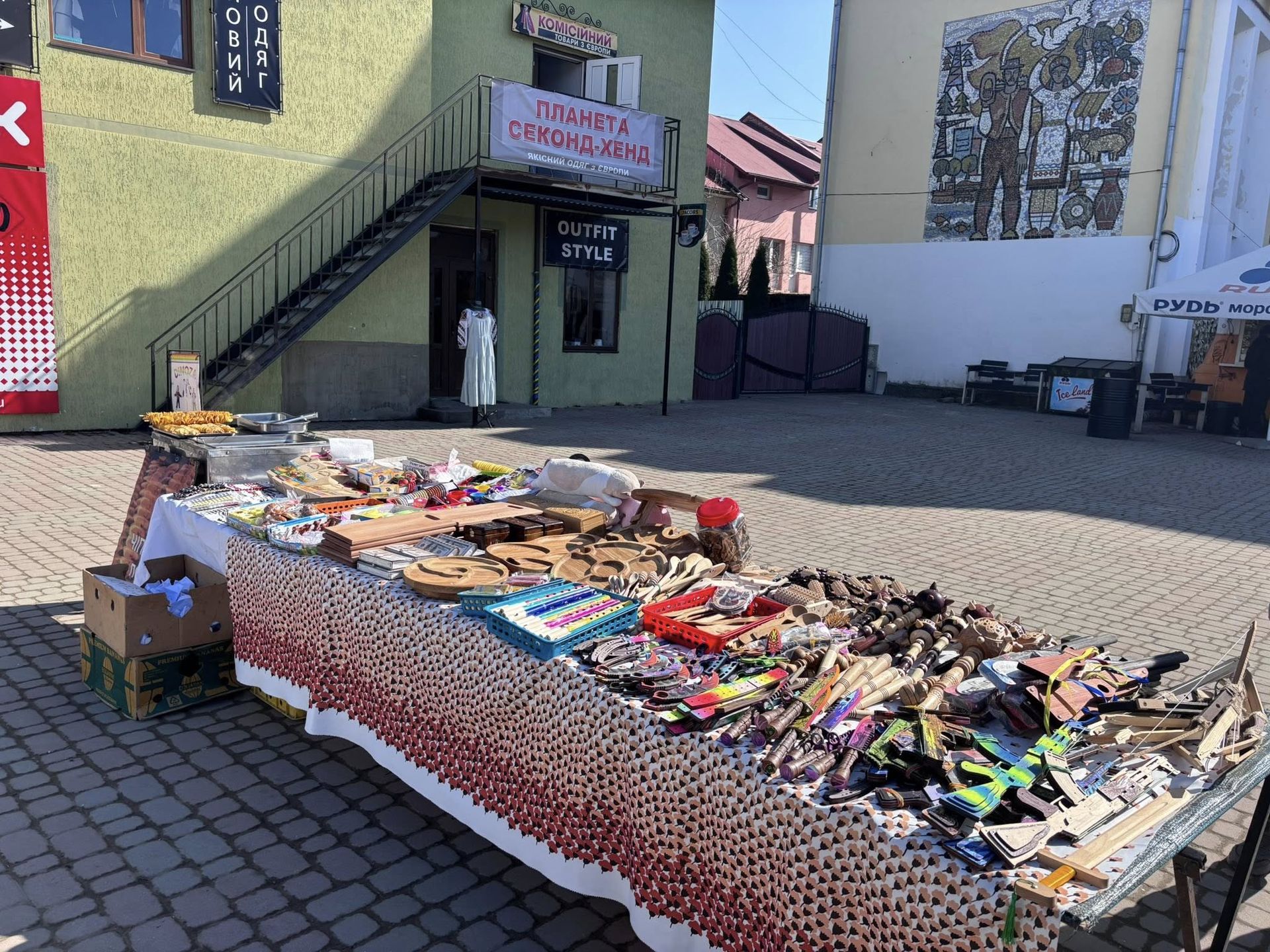 У Верховині під час благодійного ярмарку зібрали понад 70 тисяч гривень для ЗСУ 10