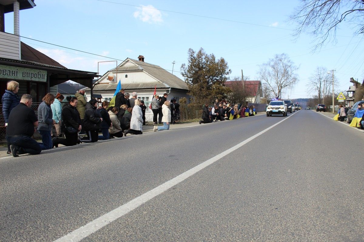 У Делятині зустріли скорботний кортеж захисника Володимира Козловського 2