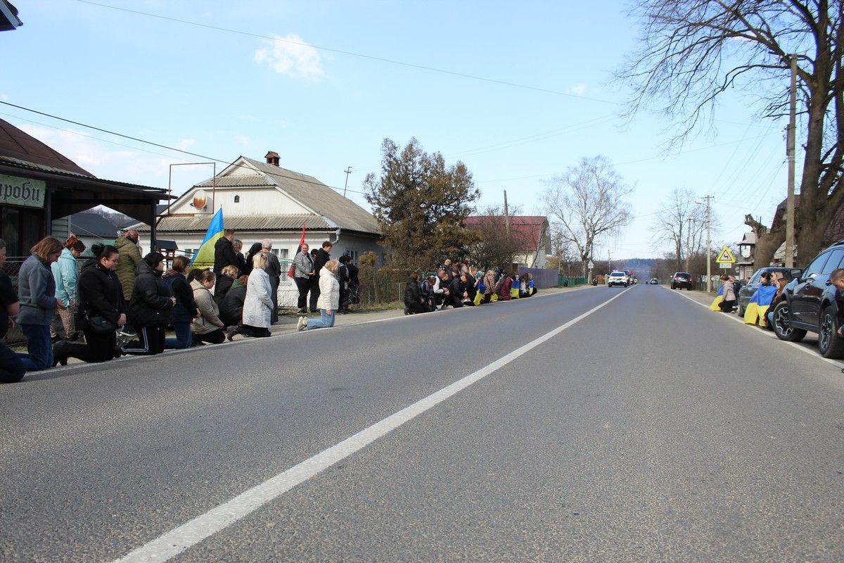 У Делятині зустріли скорботний кортеж захисника Володимира Козловського 1