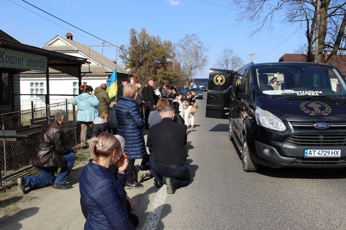 У Делятині зустріли скорботний кортеж захисника Володимира Козловського 7