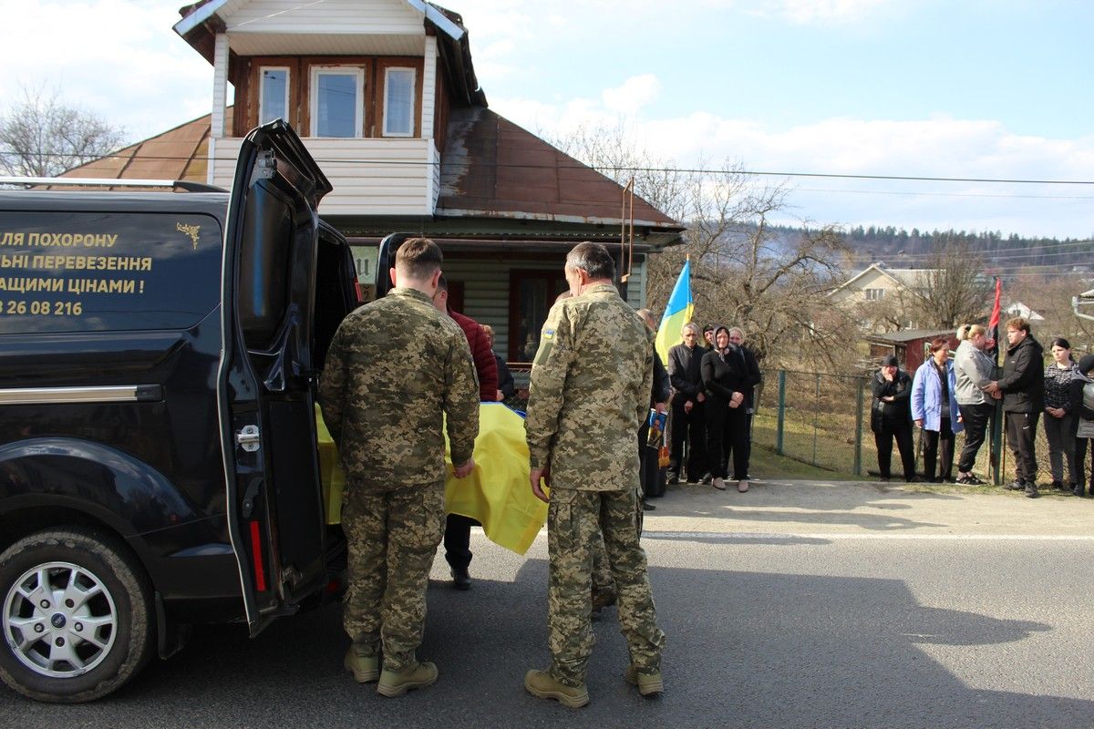 У Делятині зустріли скорботний кортеж захисника Володимира Козловського 8