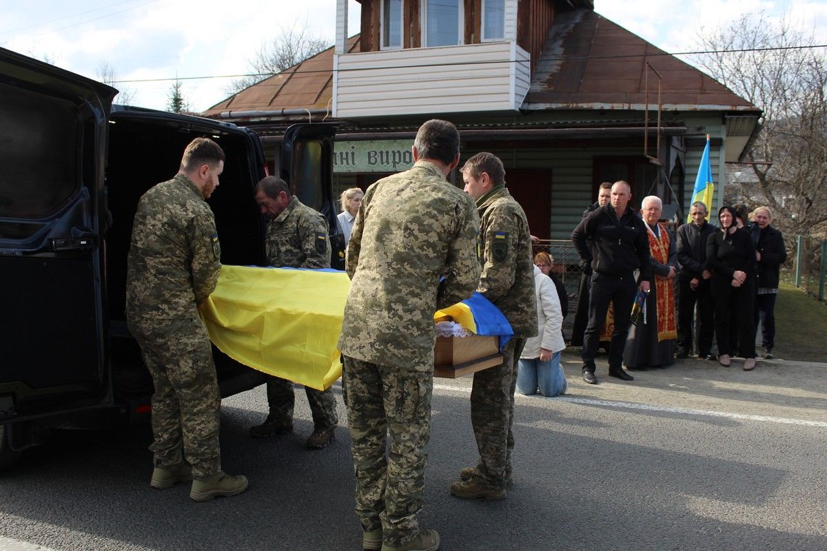 У Делятині зустріли скорботний кортеж захисника Володимира Козловського 9