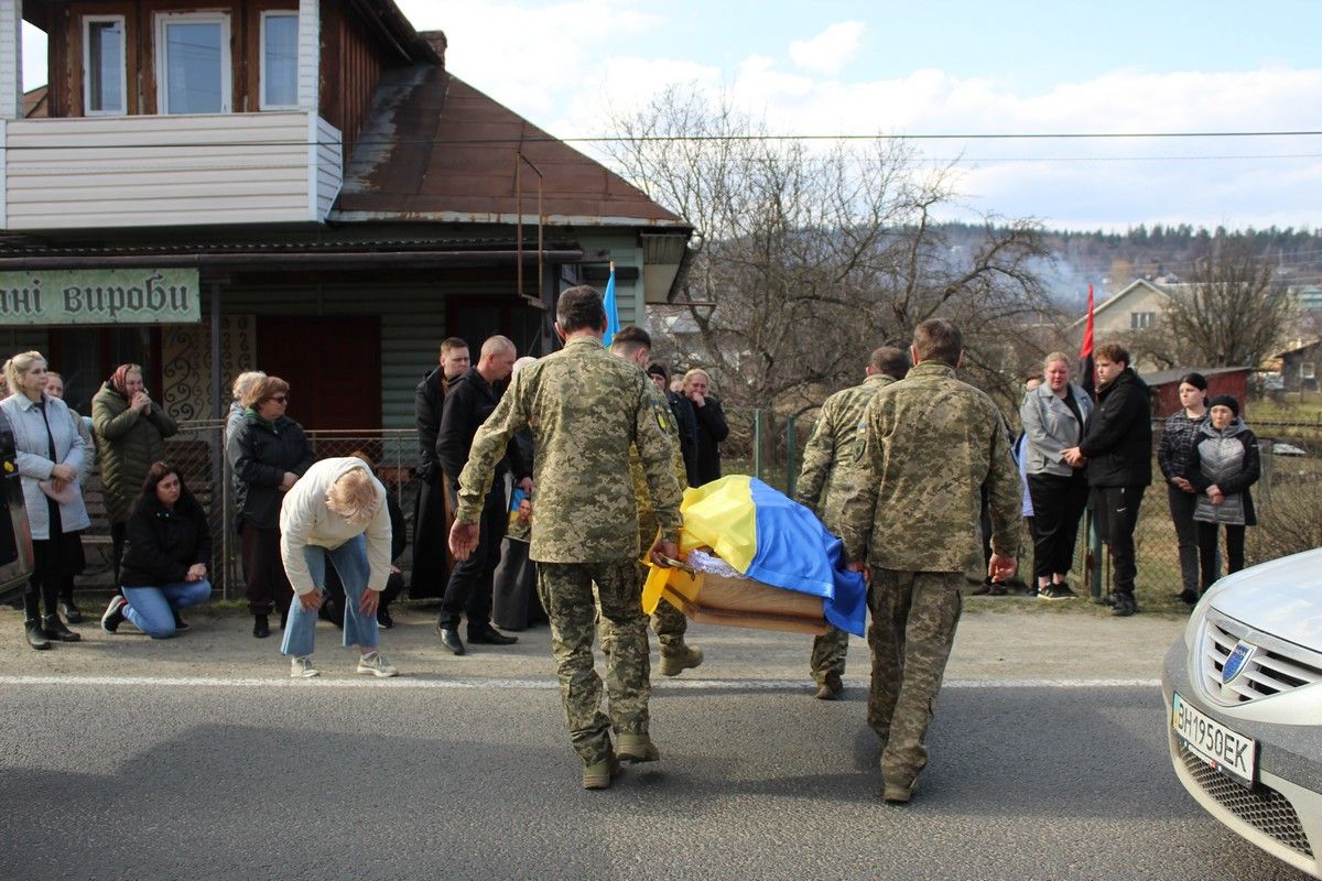 У Делятині зустріли скорботний кортеж захисника Володимира Козловського 10