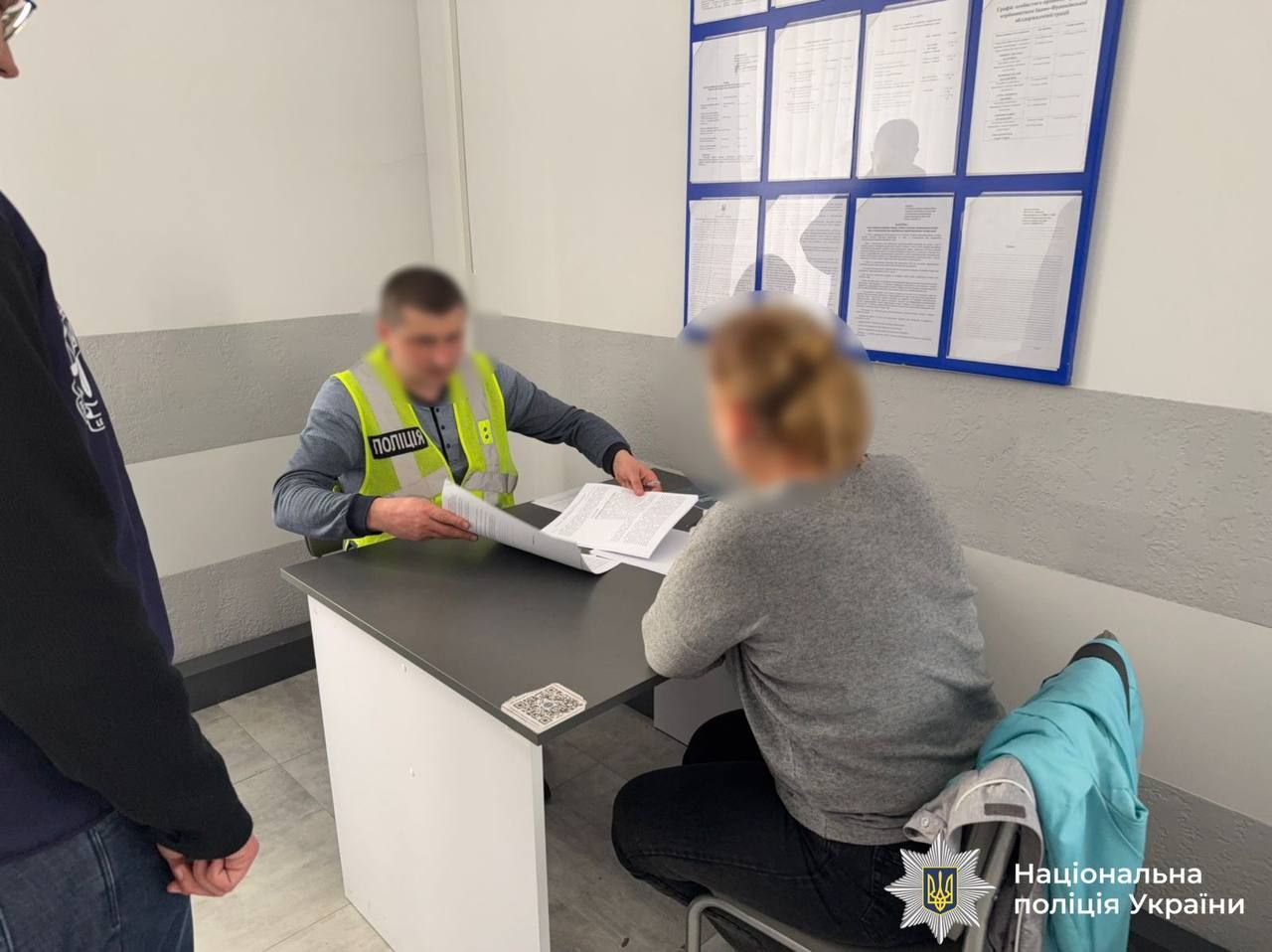 Оголошення підозри одній із фігуранток справи. Фото: поліція Івано-Франківської області