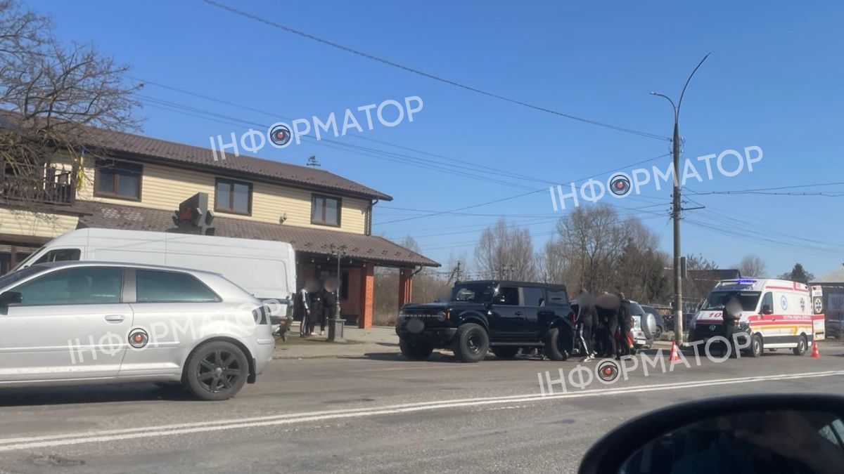 Автотроща сталася на вулиці Карпатській у Коломиї.На місці працюють медики та правоохоронці 1