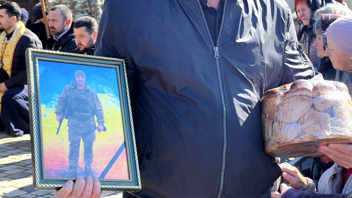 Скорботний кортеж з тілом полеглого Віктора Драбика прибув до Городенки 4