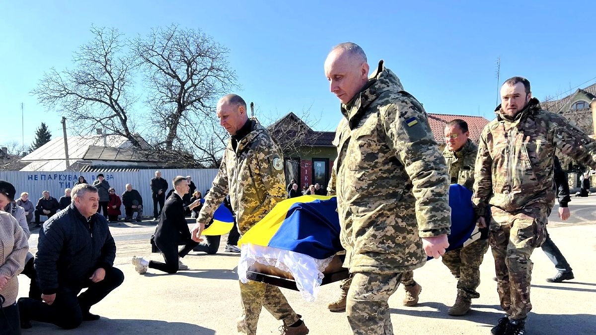 Скорботний кортеж з тілом полеглого Віктора Драбика прибув до Городенки 2