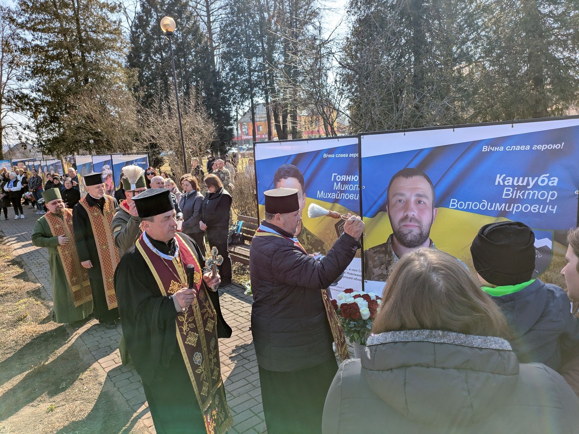 На Алеї Слави у Нижньому Вербіжі освятили нові банери полеглим захисникам 1