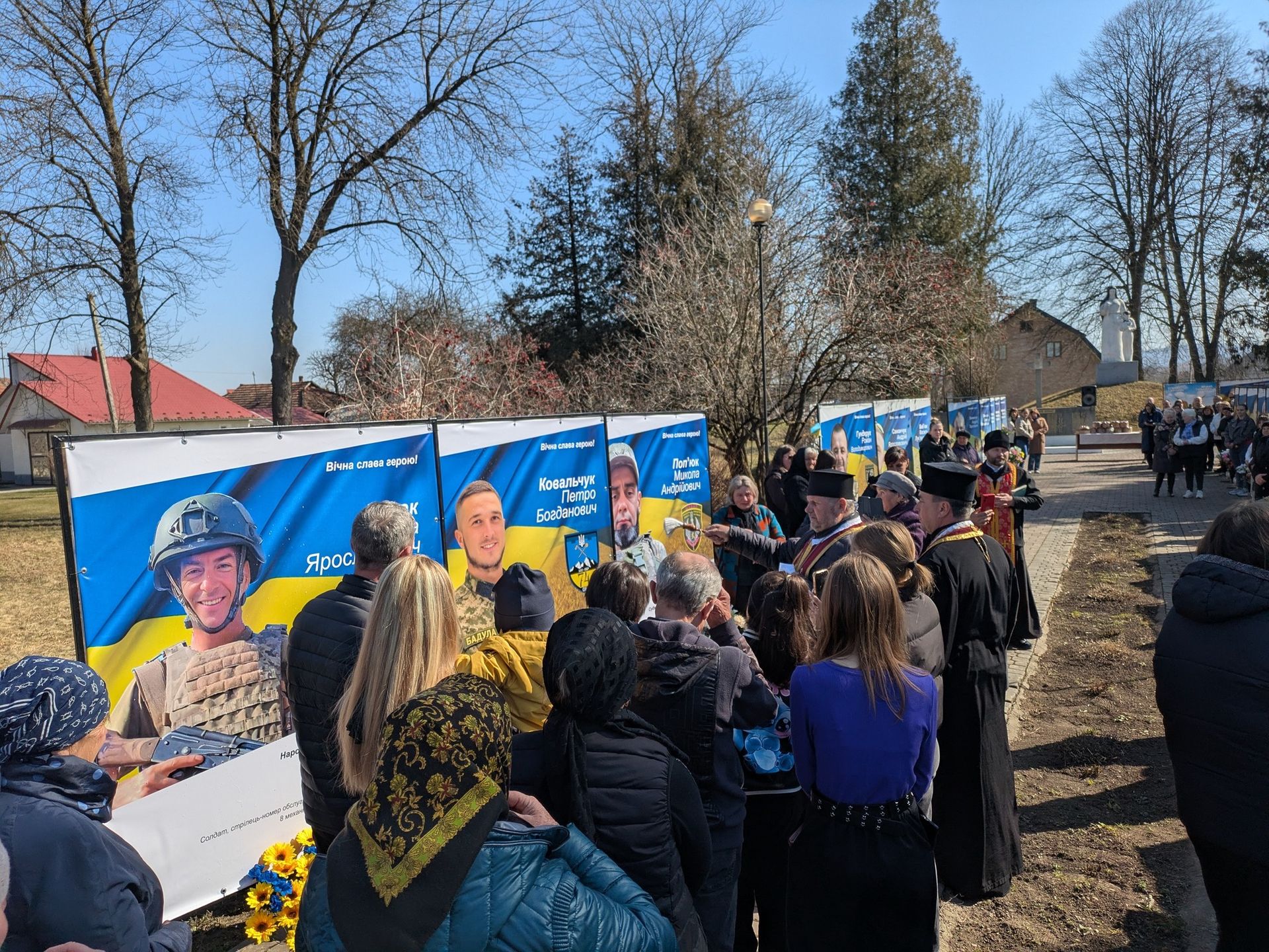 На Алеї Слави у Нижньому Вербіжі освятили нові банери полеглим захисникам 2