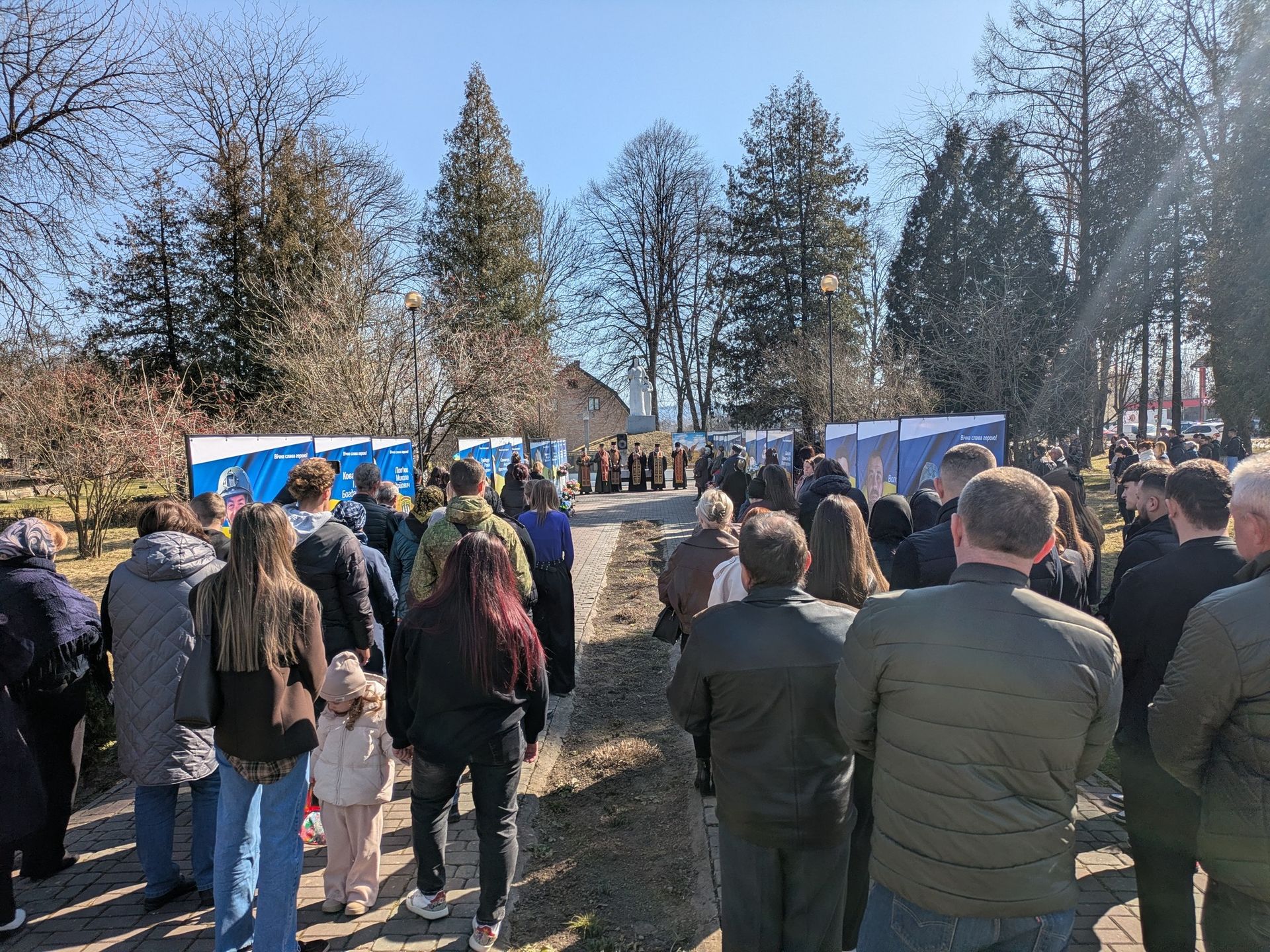 На Алеї Слави у Нижньому Вербіжі освятили нові банери полеглим захисникам 5