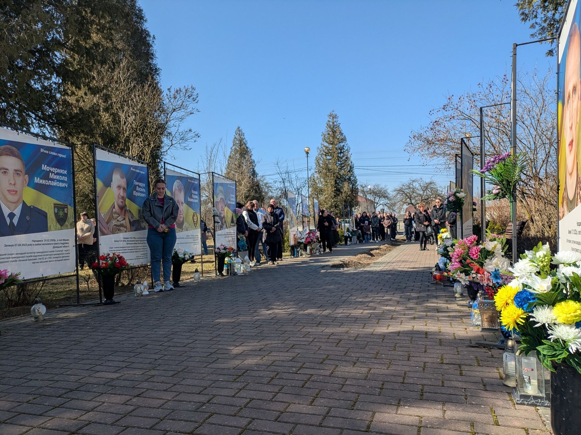 На Алеї Слави у Нижньому Вербіжі освятили нові банери полеглим захисникам 7