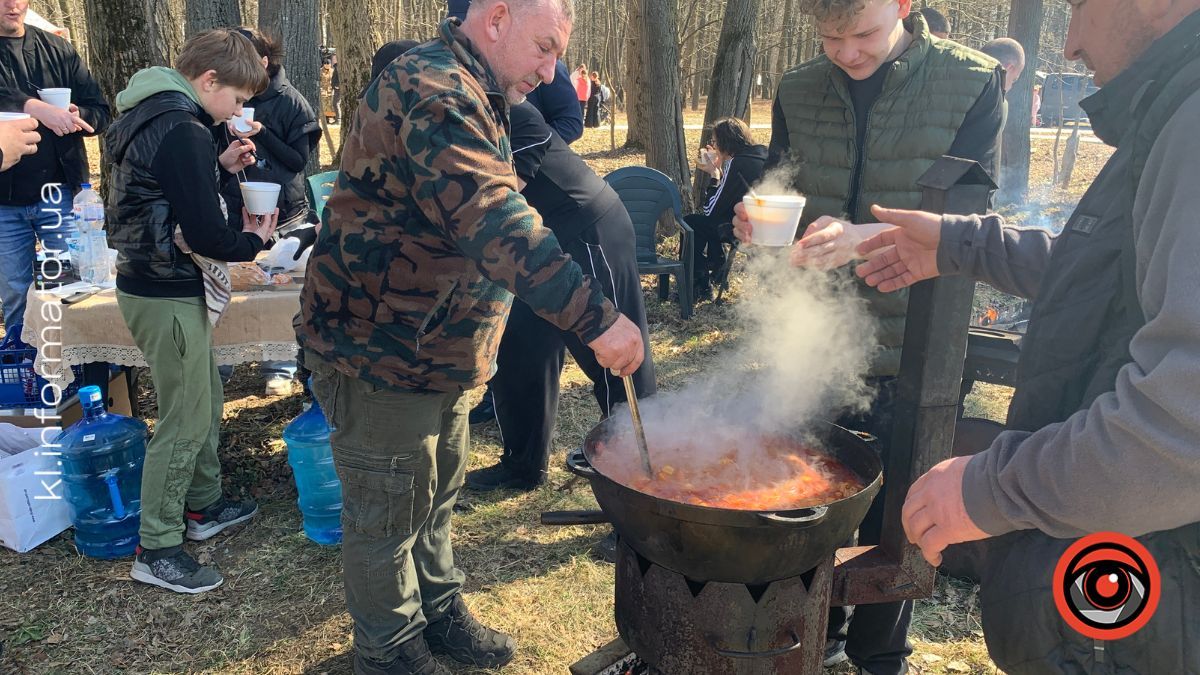 У Коломиї відзначили День добровольця та провели толоку на Алеї добровольців 6