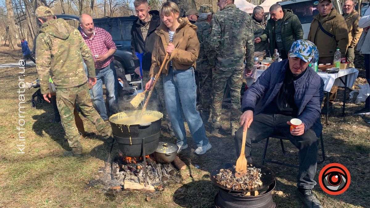 У Коломиї відзначили День добровольця та провели толоку на Алеї добровольців 7