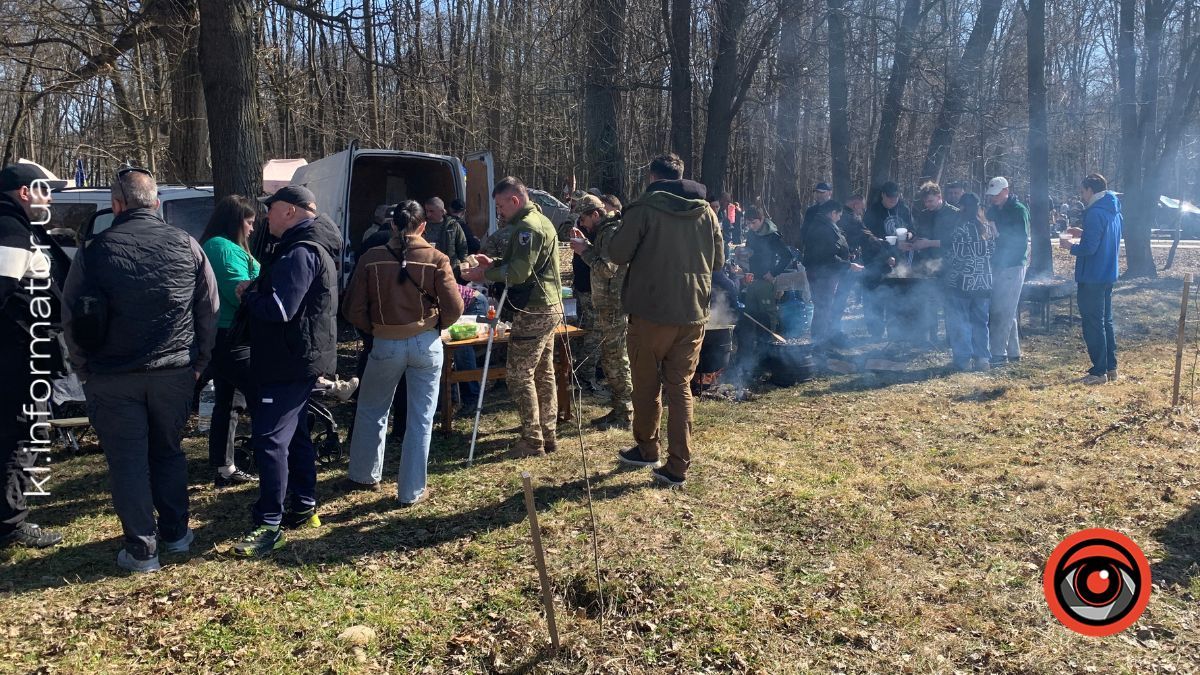 У Коломиї відзначили День добровольця та провели толоку на Алеї добровольців 8