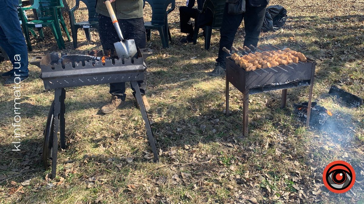 У Коломиї відзначили День добровольця та провели толоку на Алеї добровольців 9