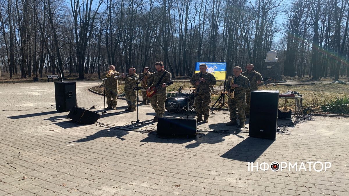 У Коломиї відзначили День добровольця та провели толоку на Алеї добровольців 14