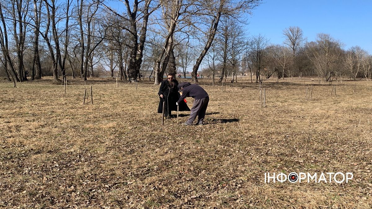 У Коломиї відзначили День добровольця та провели толоку на Алеї добровольців 16