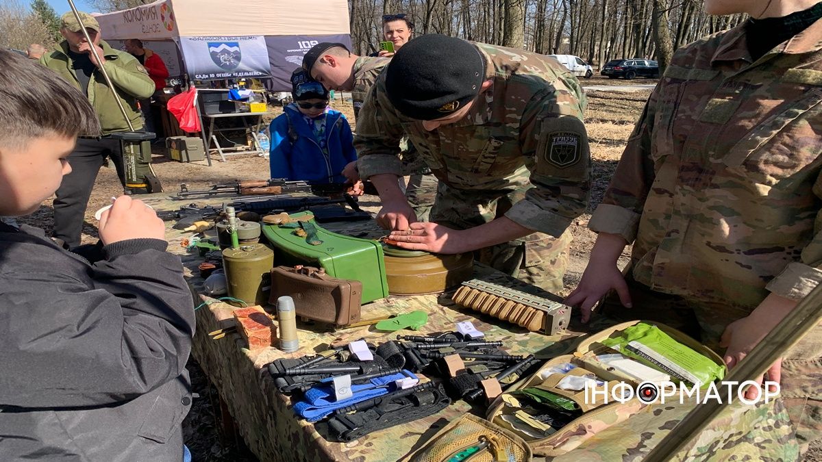 У Коломиї відзначили День добровольця та провели толоку на Алеї добровольців 17