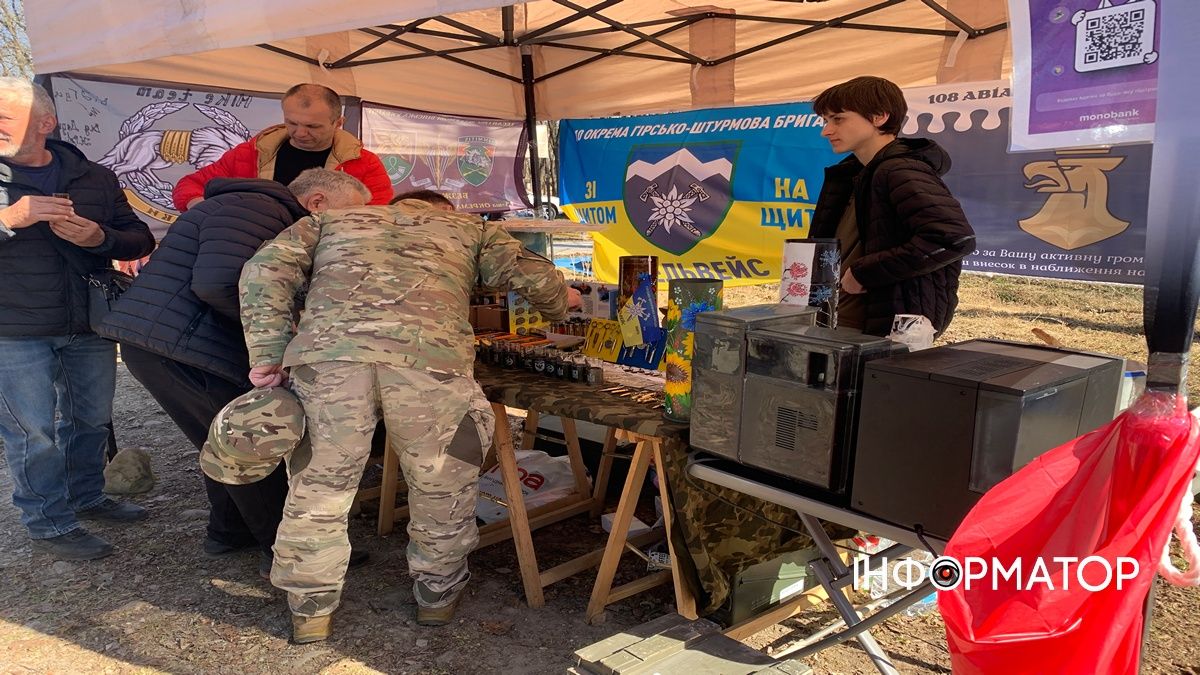 У Коломиї відзначили День добровольця та провели толоку на Алеї добровольців 18