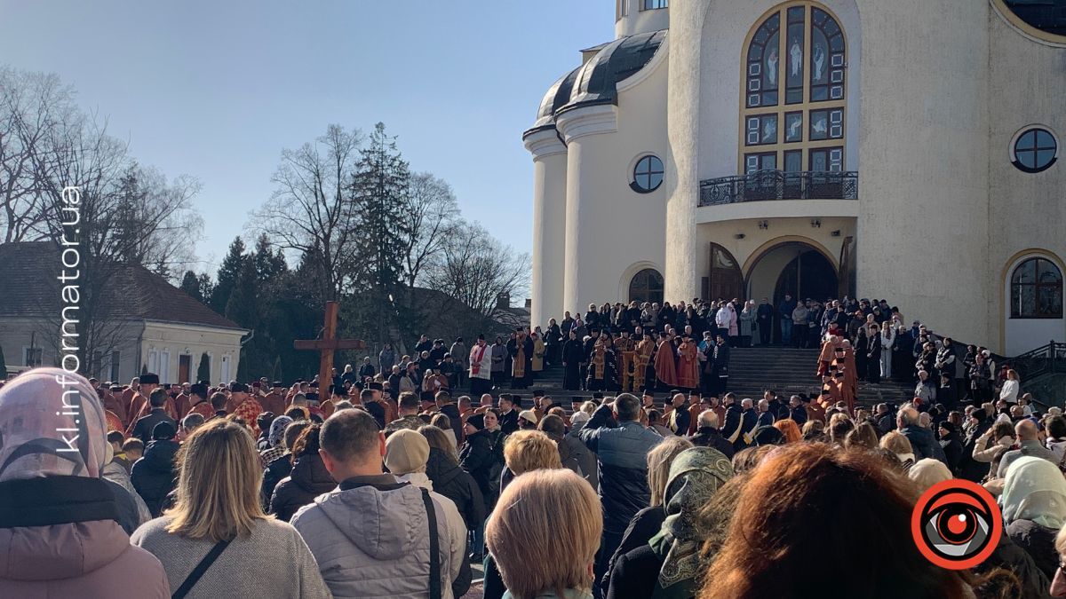Сотні вірян пройшли Хресною дорогою вулицями Коломиї 2