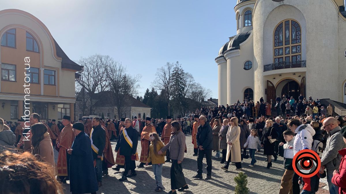 Сотні вірян пройшли Хресною дорогою вулицями Коломиї 4
