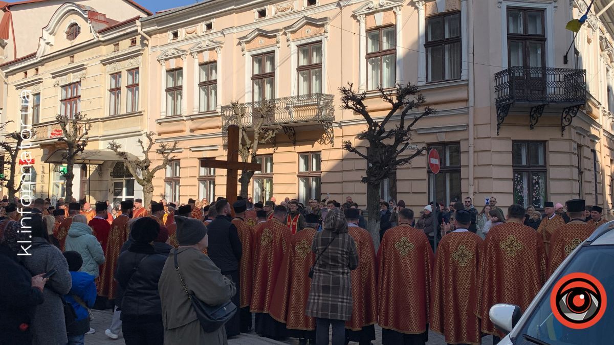 Сотні вірян пройшли Хресною дорогою вулицями Коломиї 6