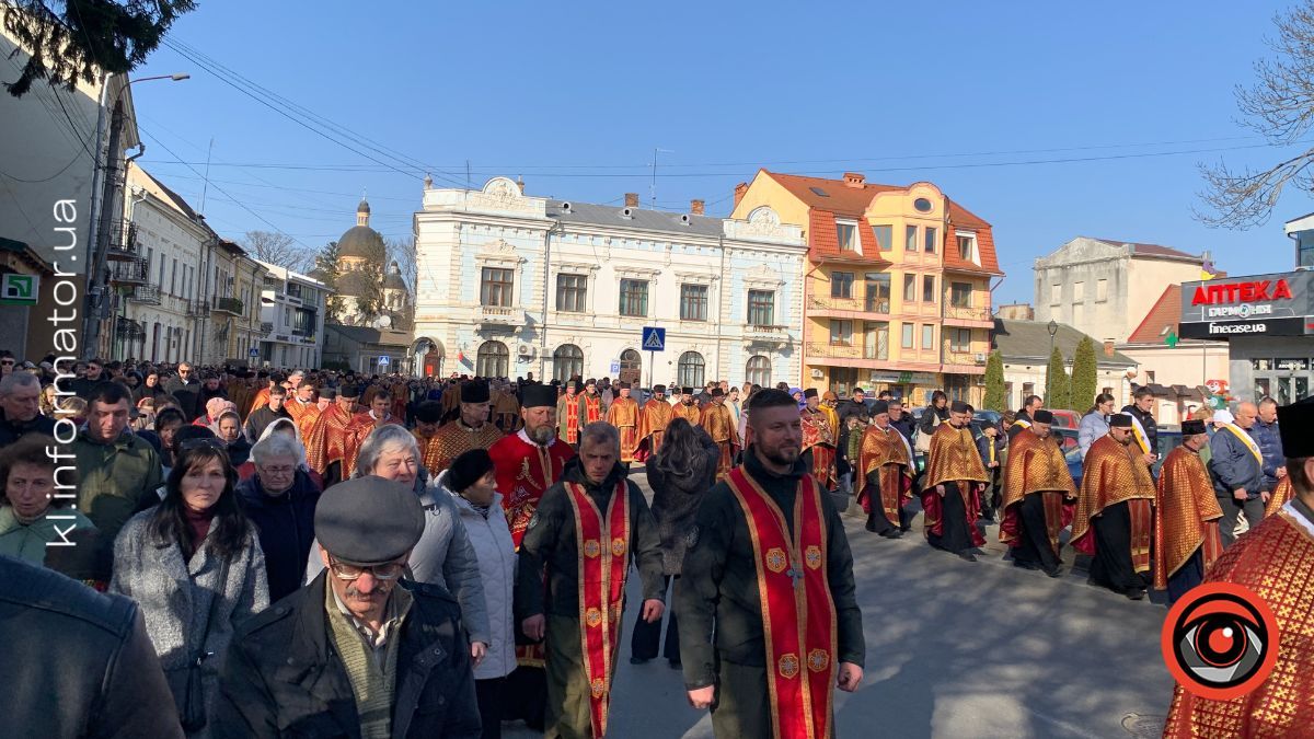 Сотні вірян пройшли Хресною дорогою вулицями Коломиї 11
