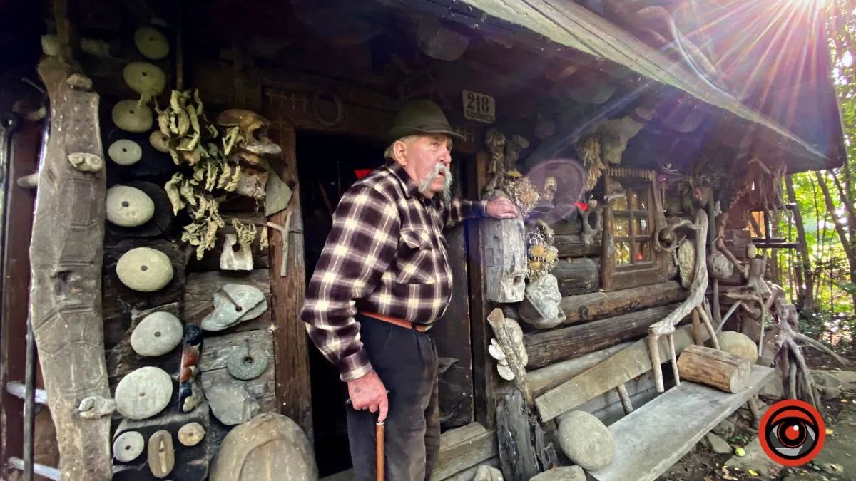 Михайло Дідишин в хаті, де загинув Олекса Довбуш. Серпень 2022 року Михайло Дідишин в хаті, де загинув Олекса Довбуш. Серпень 2022 року