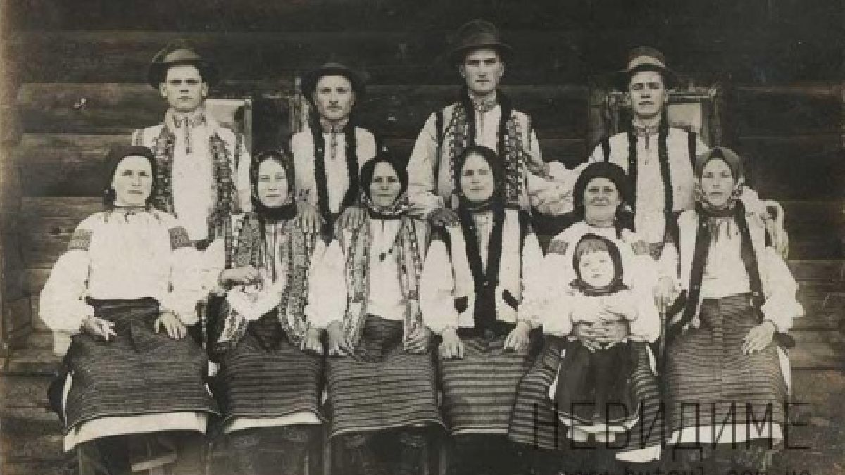 Жителі села Космач у традиційному гуцульському вбранні. Архівне фото: Косівський фотоальбом Жителі села Космач у традиційному гуцульському вбранні. Архівне фото: Косівський фотоальбом