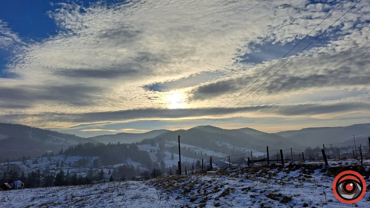 Краєвид на село Космач. Грудень 2023 року Краєвид на село Космач. Грудень 2023 року