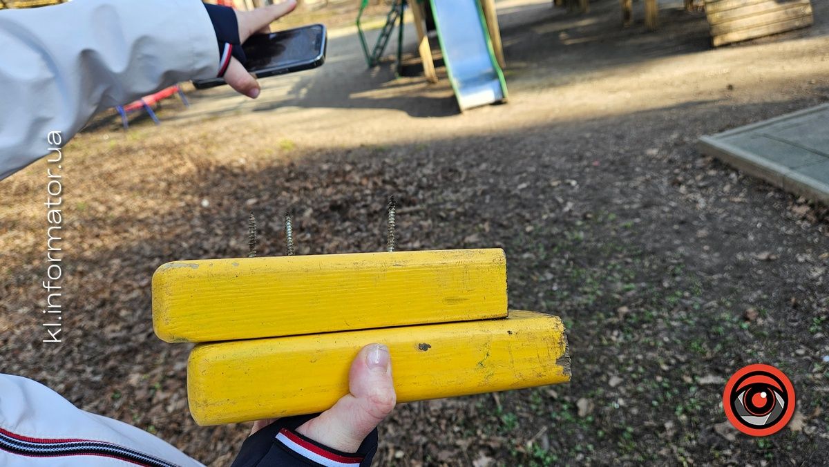 Небезпечні розваги: аварійний дитячий майданчик у парку Коломиї | ФОТОФАКТ 4