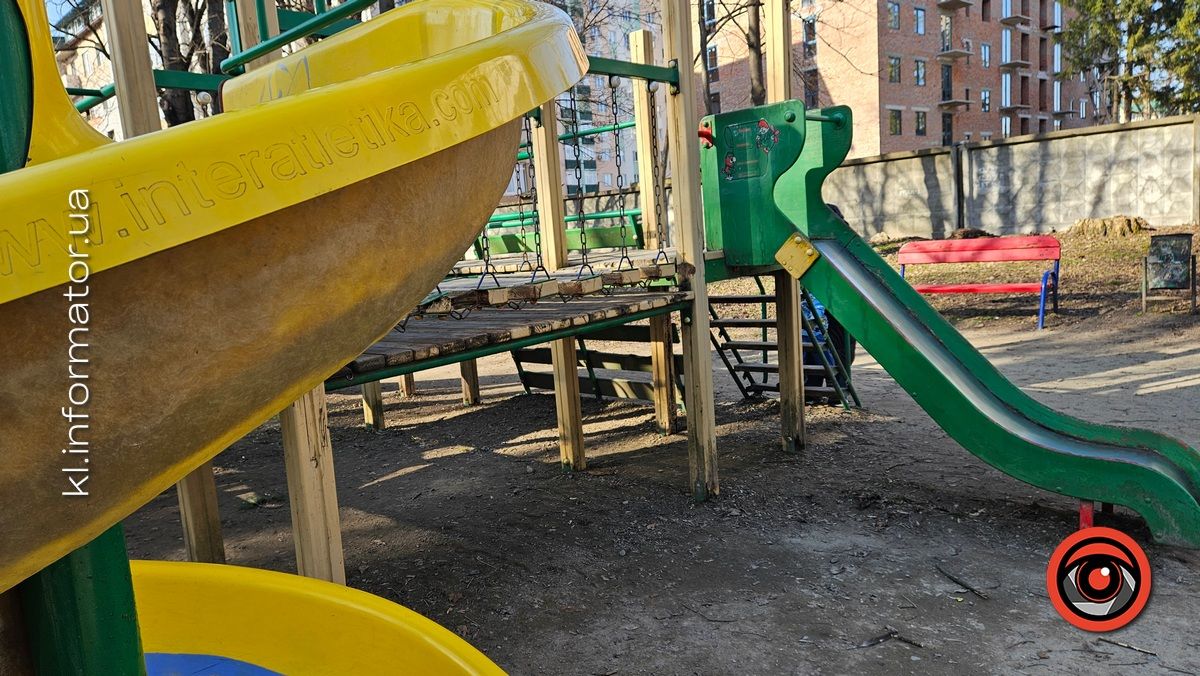 Небезпечні розваги: аварійний дитячий майданчик у парку Коломиї | ФОТОФАКТ 1