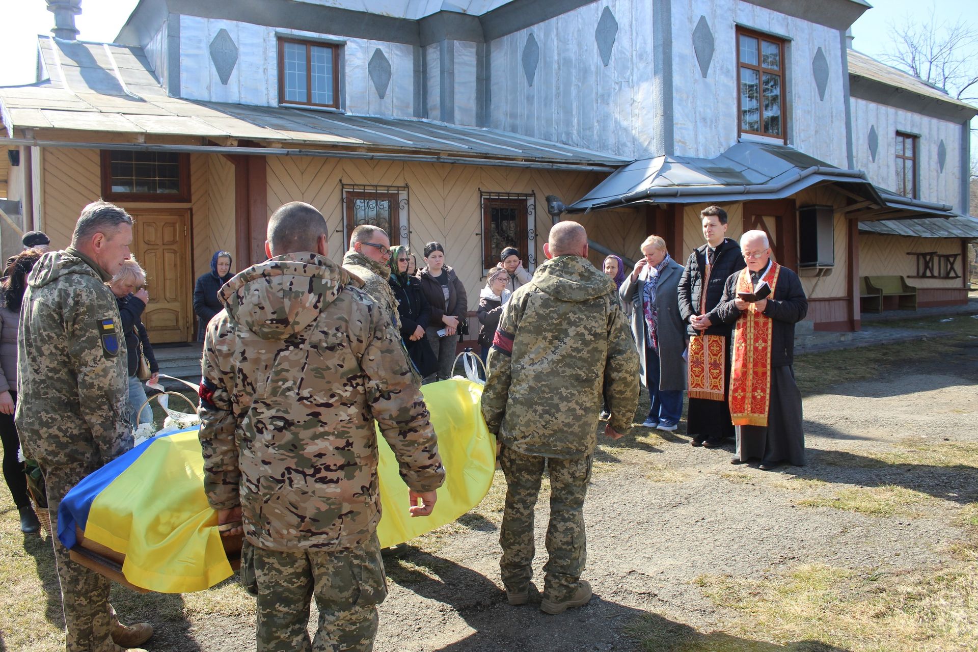 У Делятині попрощались із померлим воїном Володимиром Козловським 17