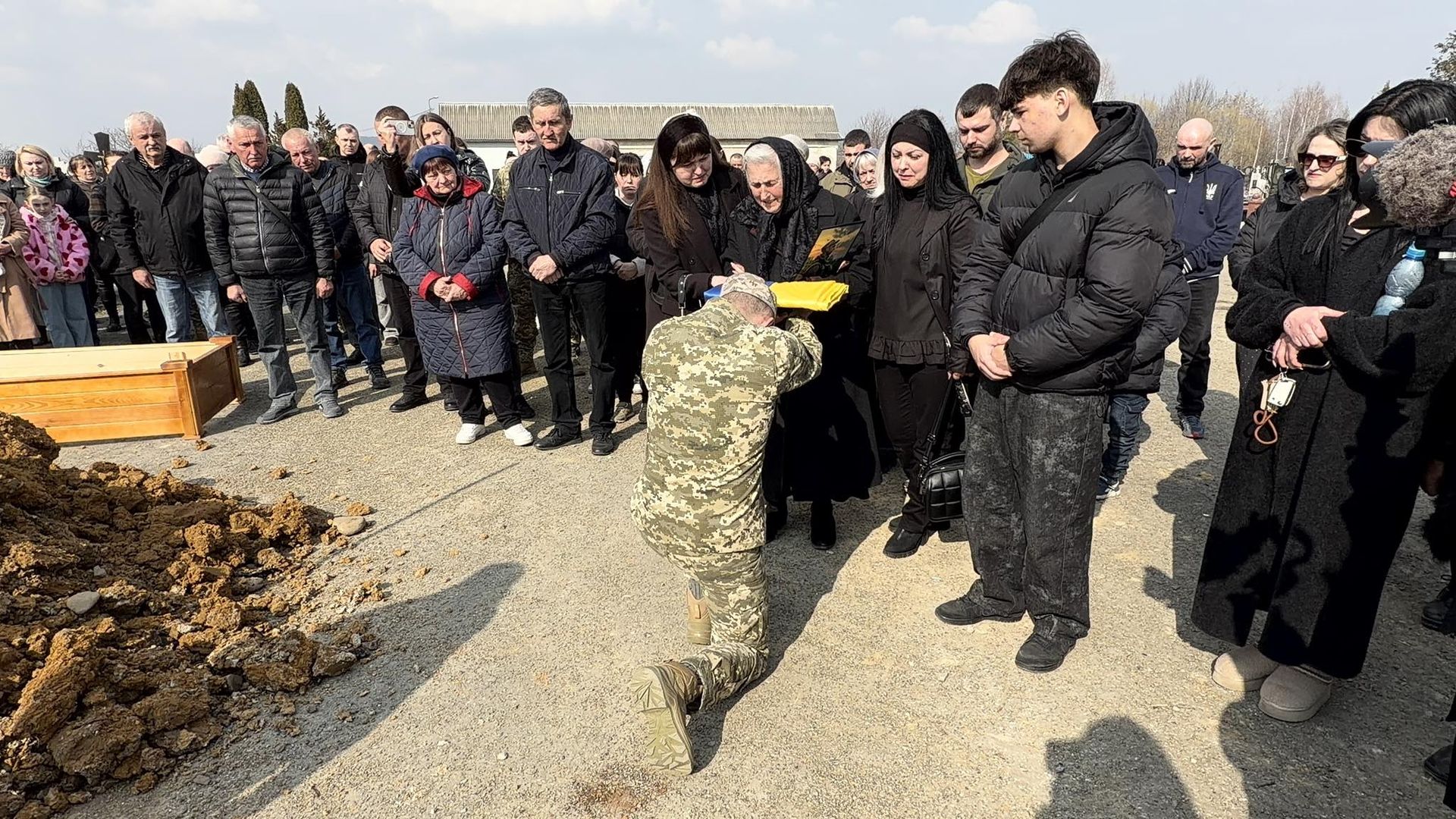 У Надвірній провели в останню дорогу полеглого захисника Володимира Скорупського 1