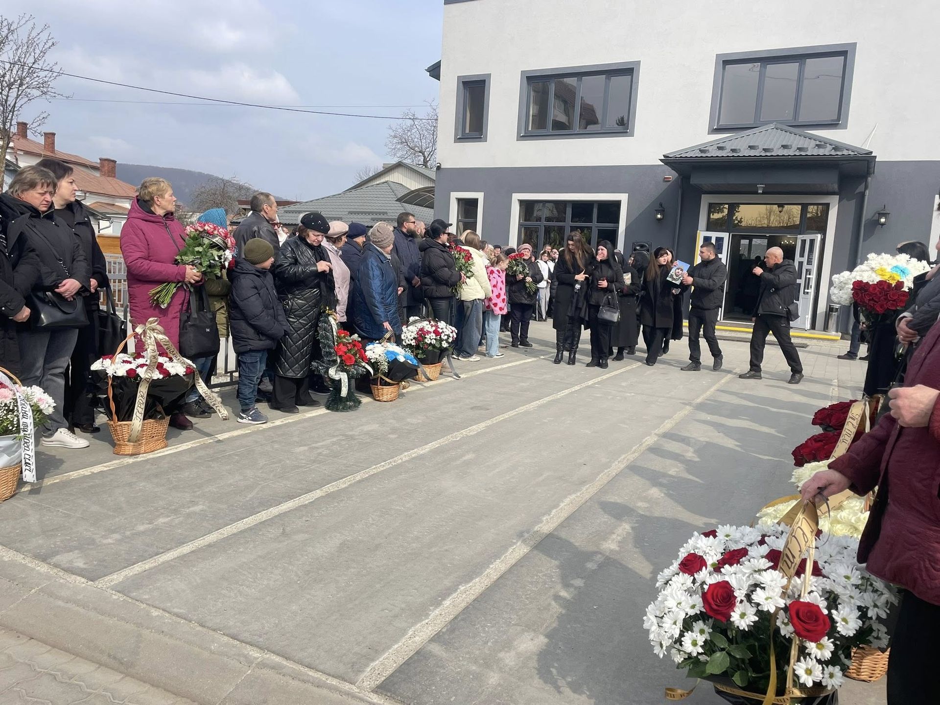 У Надвірній провели в останню дорогу полеглого захисника Володимира Скорупського 10