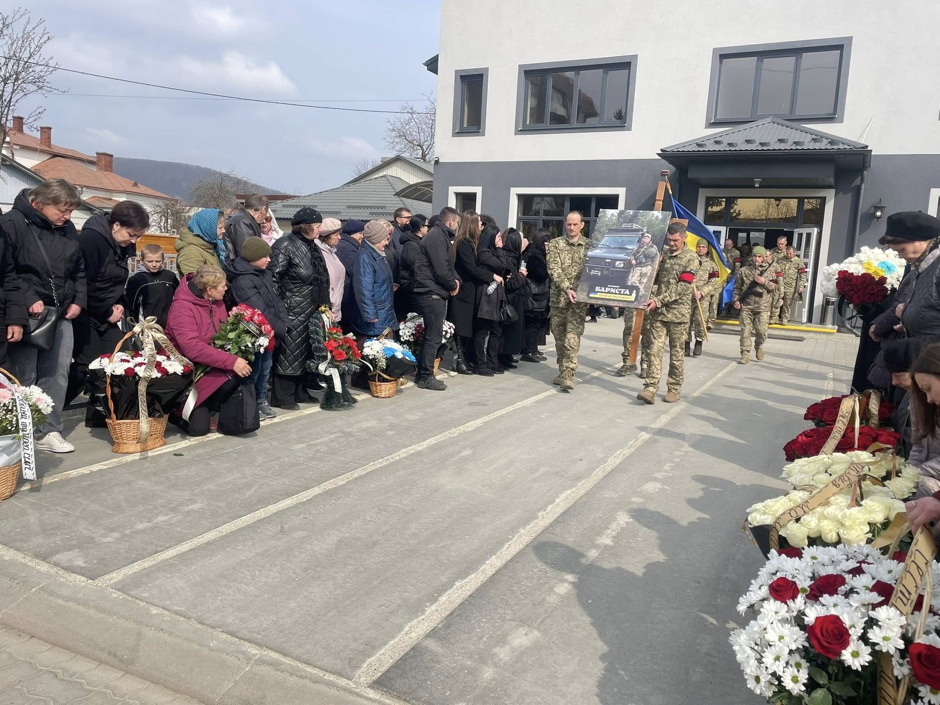 У Надвірній провели в останню дорогу полеглого захисника Володимира Скорупського 11