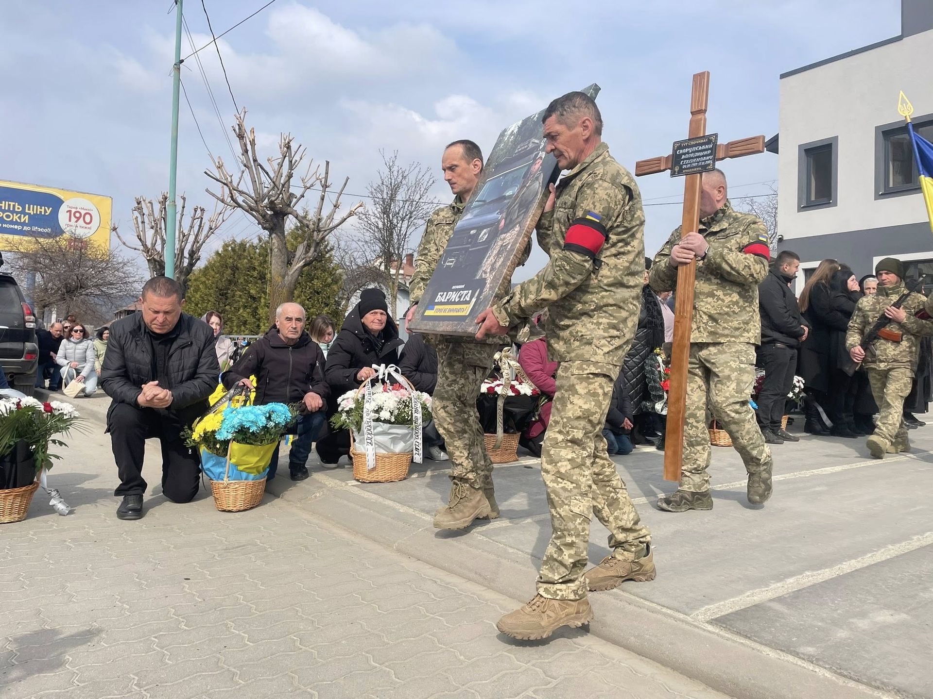 У Надвірній провели в останню дорогу полеглого захисника Володимира Скорупського 12