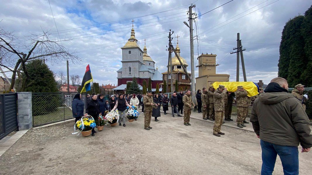 На вічний спочинок до Ланчина повернувся захисник Орест Янко 13