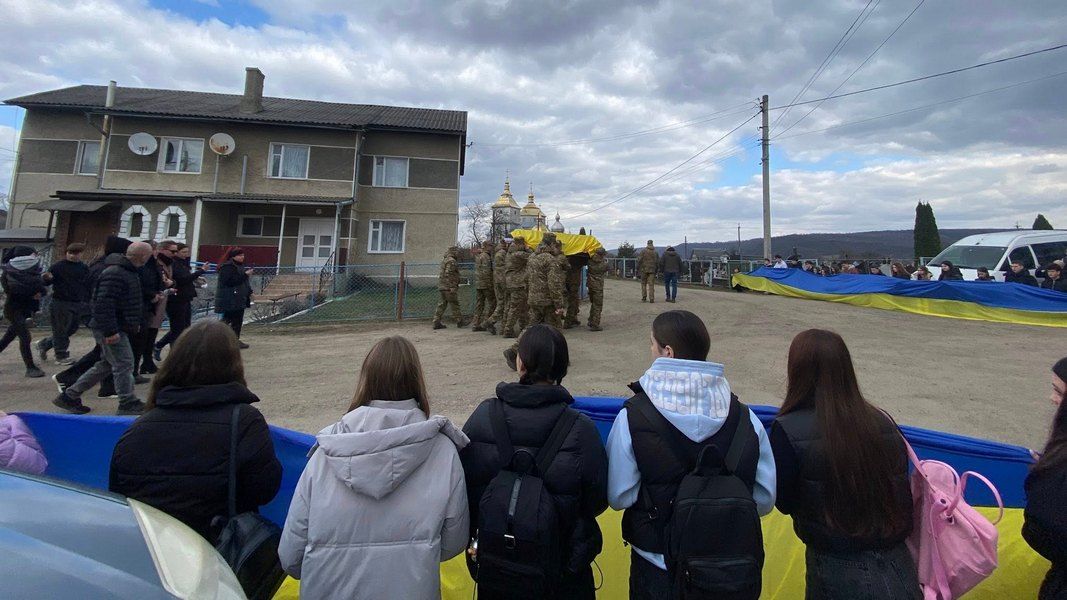 На вічний спочинок до Ланчина повернувся захисник Орест Янко 11