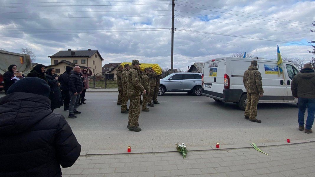 На вічний спочинок до Ланчина повернувся захисник Орест Янко 10