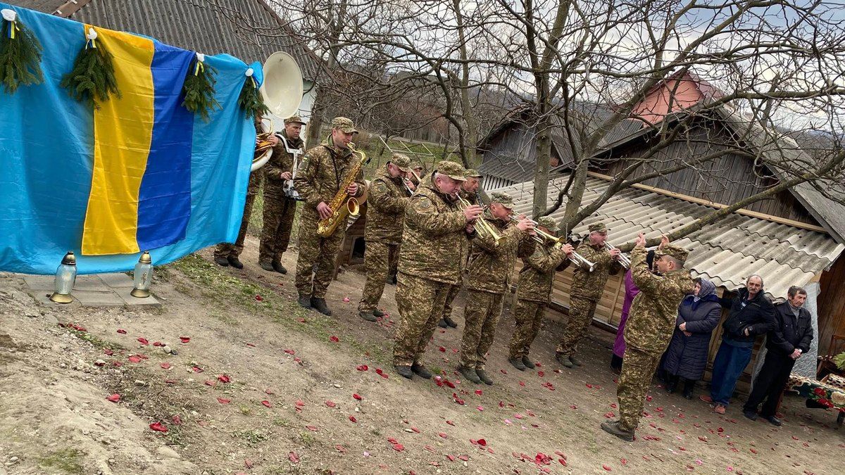 На вічний спочинок до Ланчина повернувся захисник Орест Янко 5
