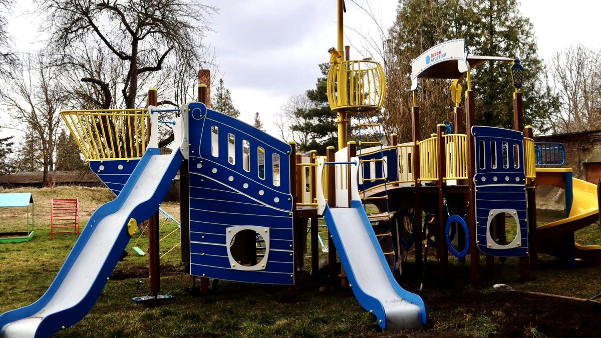 Біля дитячої лікарні у Коломиї встановили новий майданчик для малечі