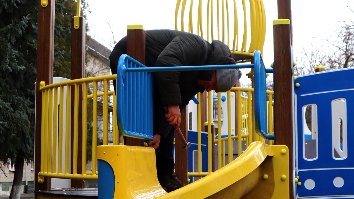 Біля дитячої лікарні у Коломиї встановили новий майданчик для малечі 2