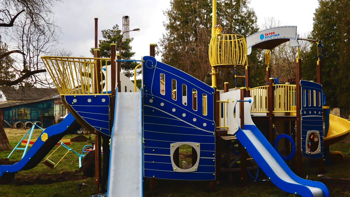 Біля дитячої лікарні у Коломиї встановили новий майданчик для малечі 1