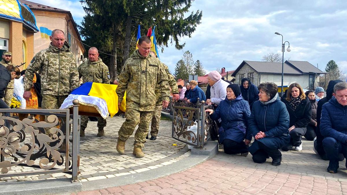 Мешканці Городенки віддали шану воїну Василю Шадному 5